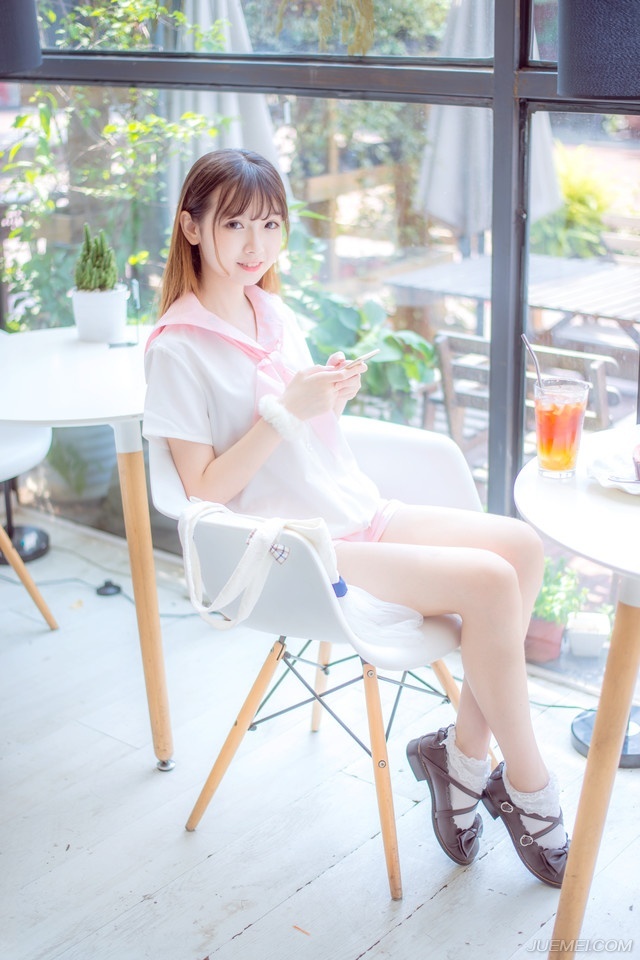 “嗯，家父最近身体不适，妾身明日想回娘家一趟。”美妇有些为难的看向刘璝，毕竟自己夫君久在军中，难得回来，自己却不能够陪伴左右，心中有些愧疚。